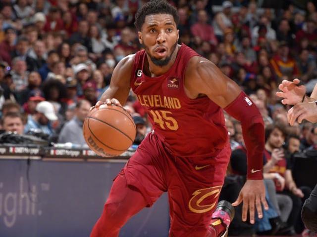 爵士冲刺季后赛，米切尔凭借超凡表现领跑的简单介绍