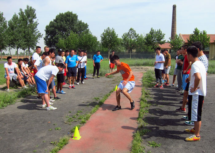 比赛进入攻守转换节奏，场面十分激烈