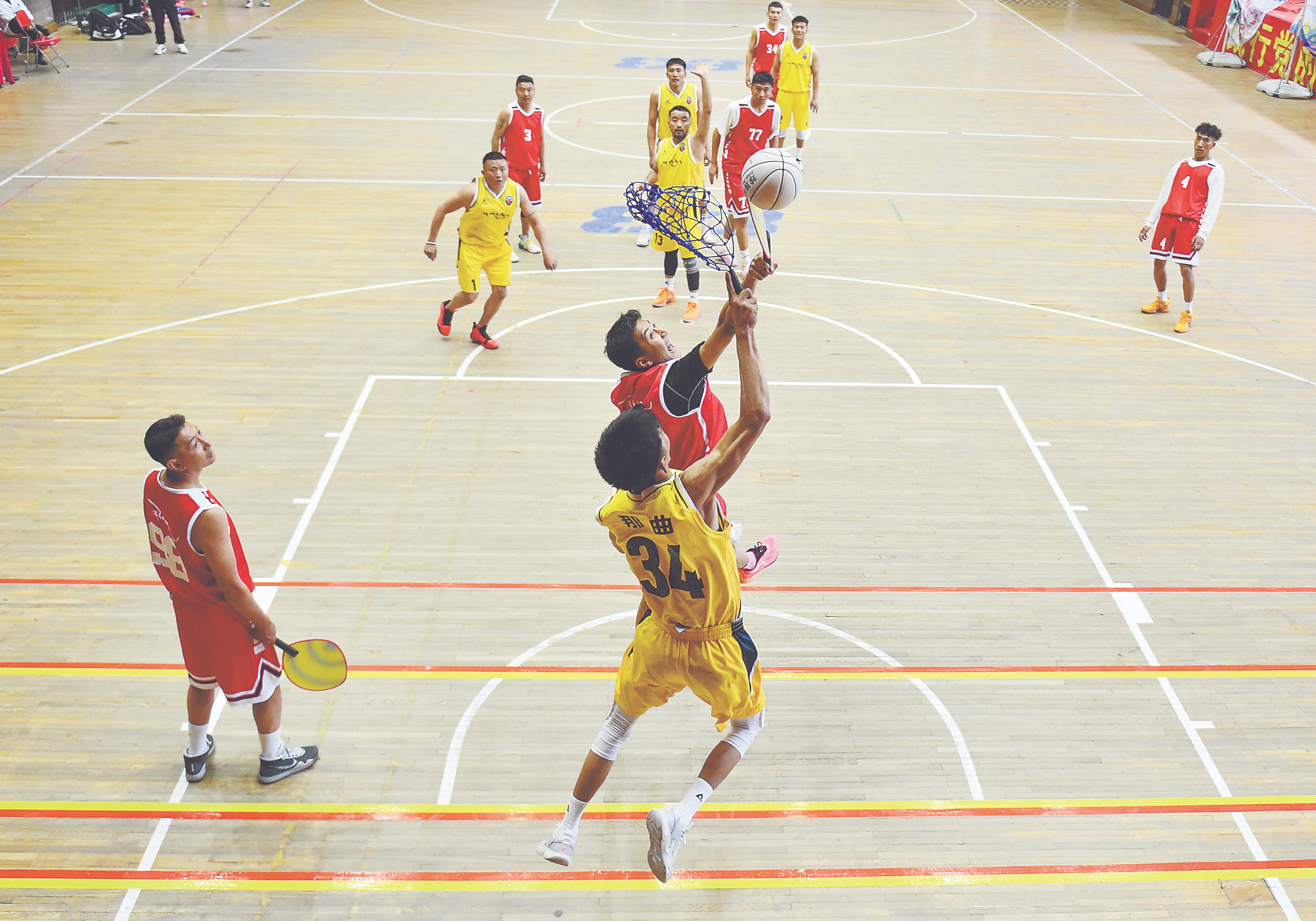 体育项目激烈角逐，现场气氛紧张