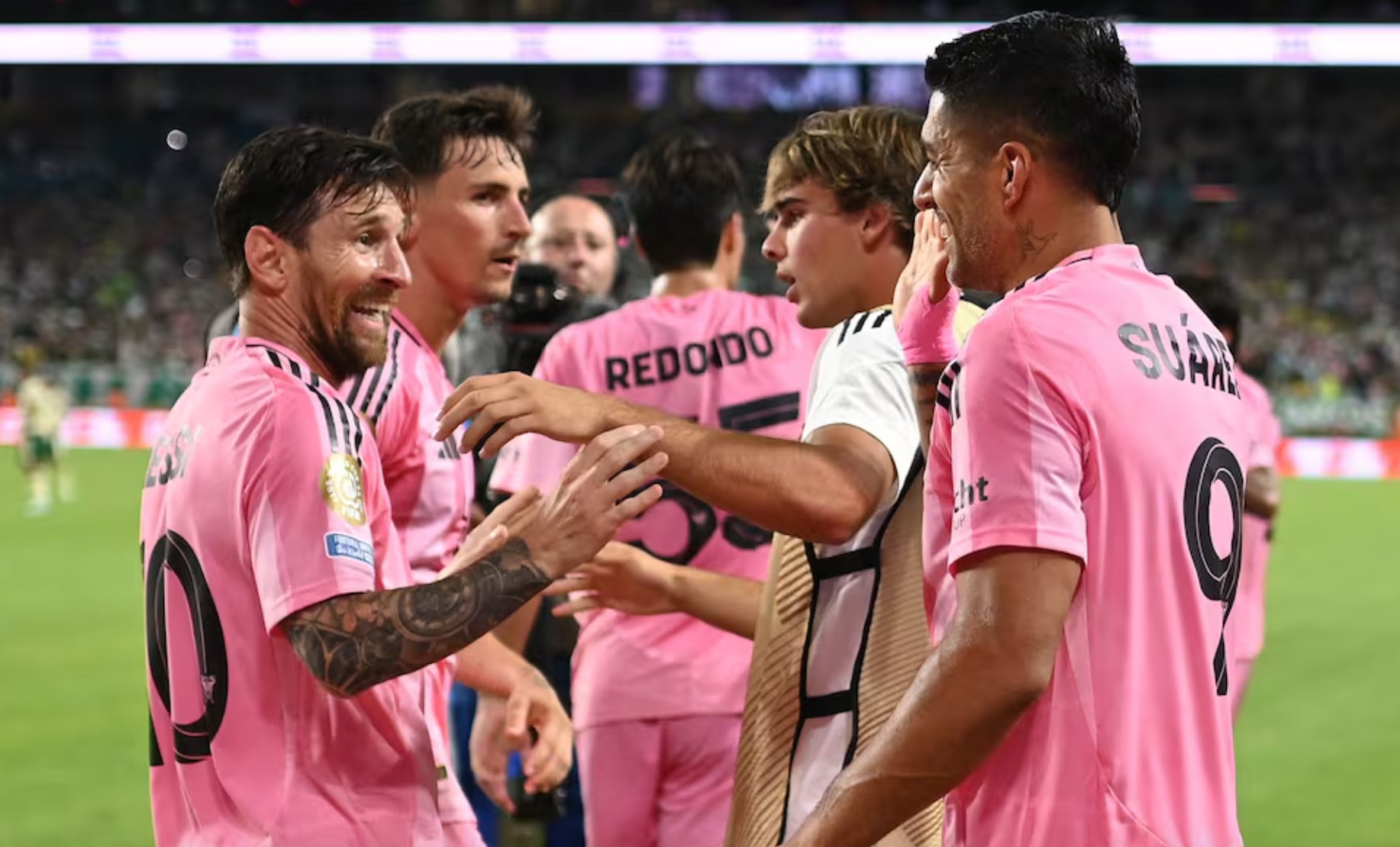 包含亚特兰大主场大胜，稳固领先地位的词条