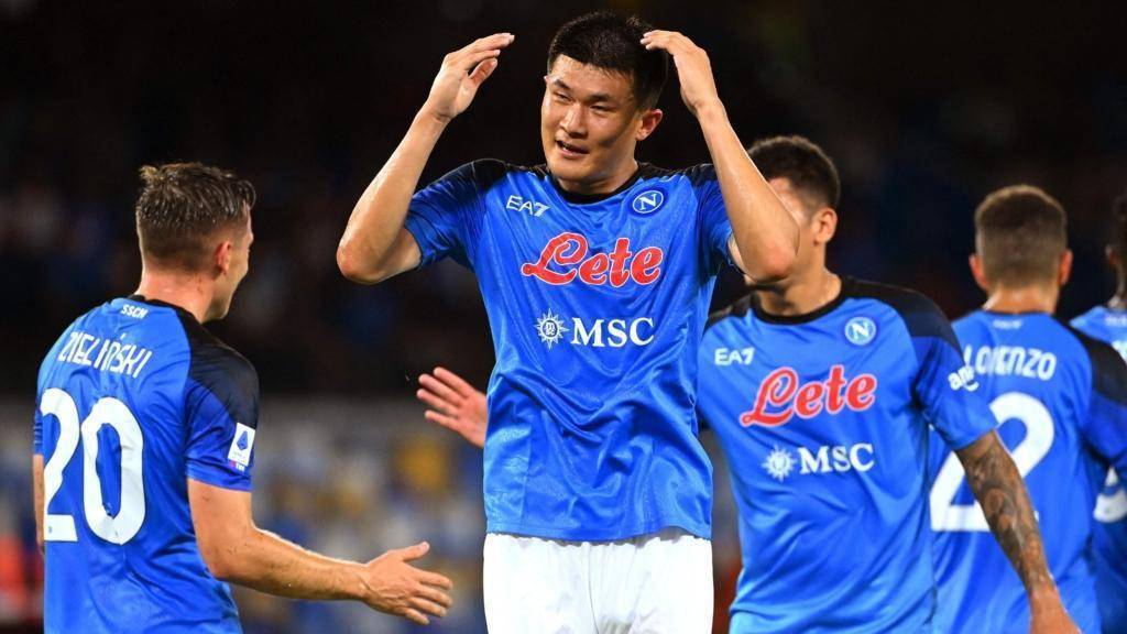 关于那不勒斯球迷热情高涨，期待球队再创辉煌的信息