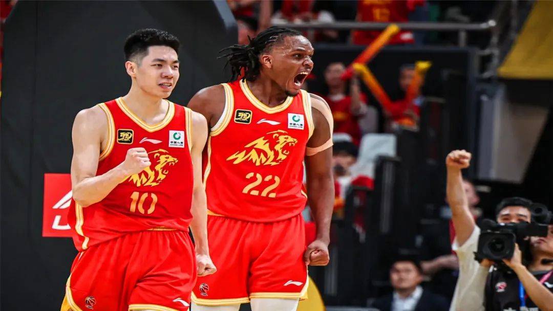 广厦男篮全员发威，势不可挡地向前冲击的简单介绍