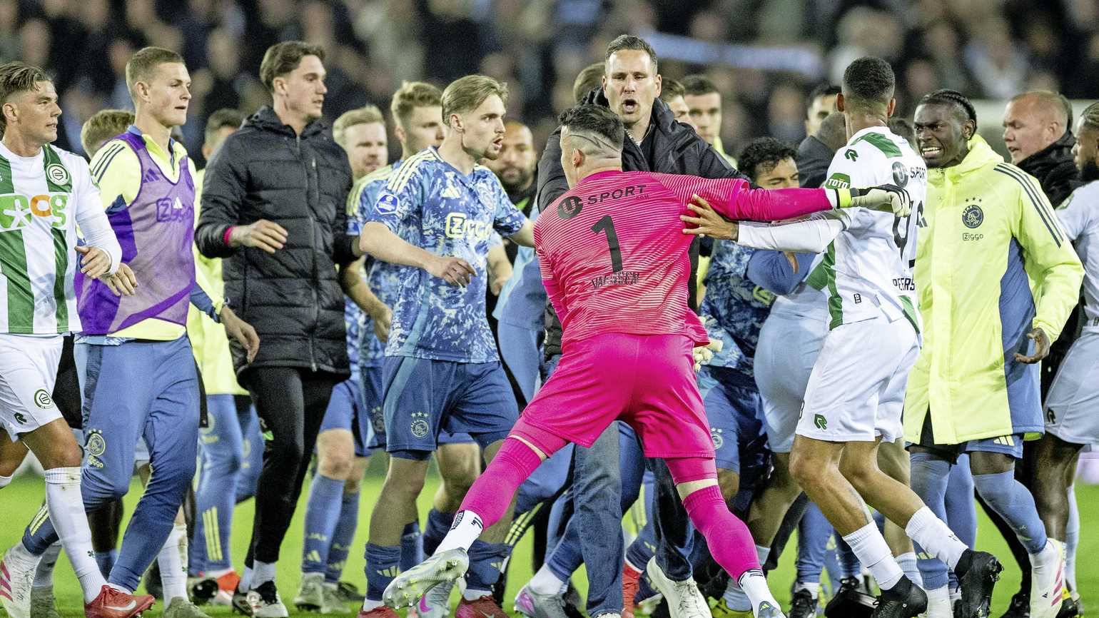 开云体育登录-阿贾克斯客场大胜，晋级迎来曙光