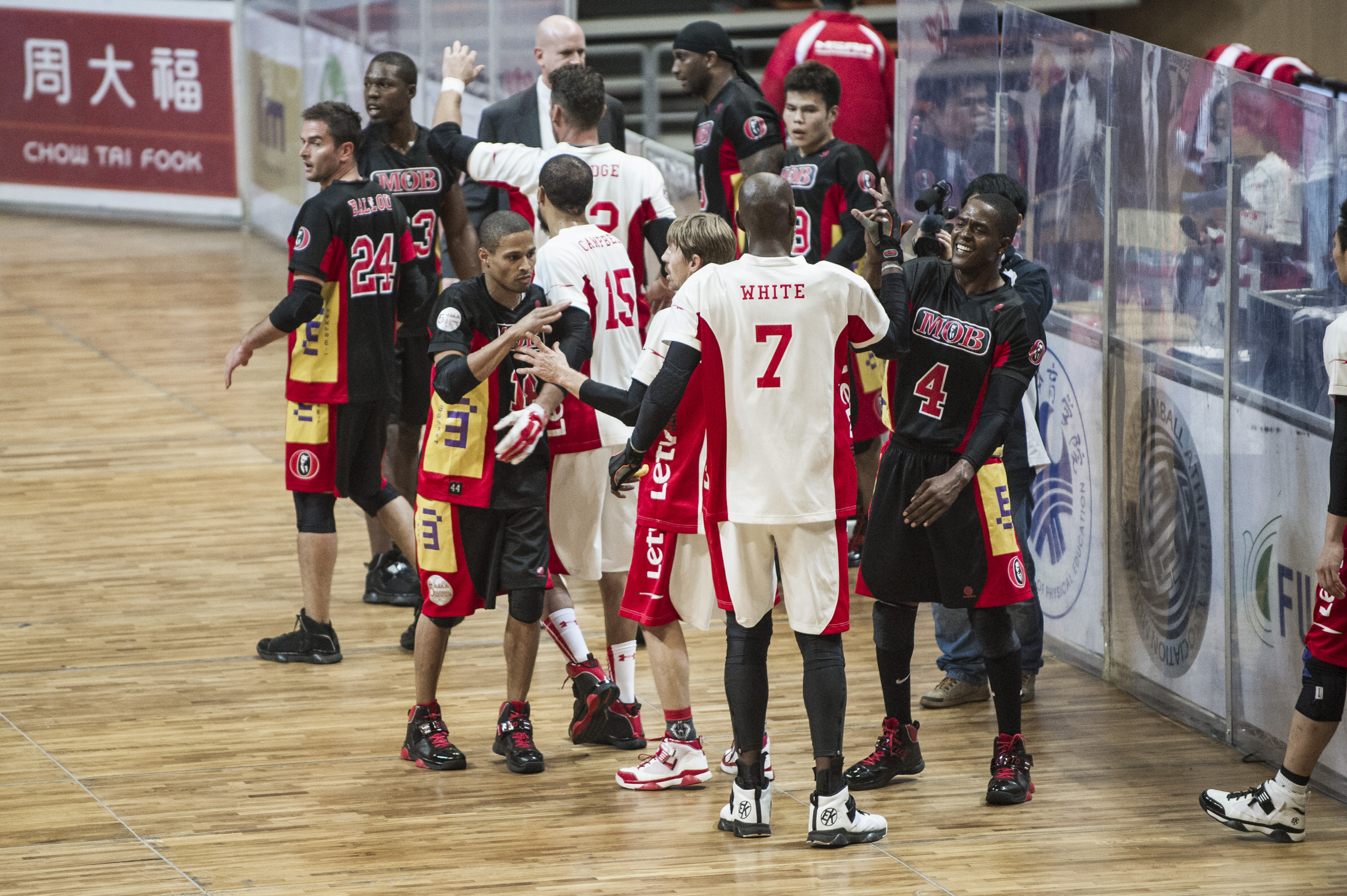 开云体育入口-全球球员在篮球比赛中相互竞技