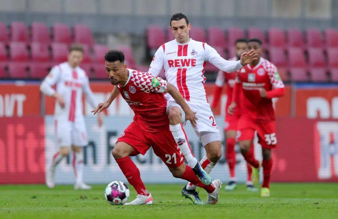 包含沙尔克主场平局，艰难保持不败的词条