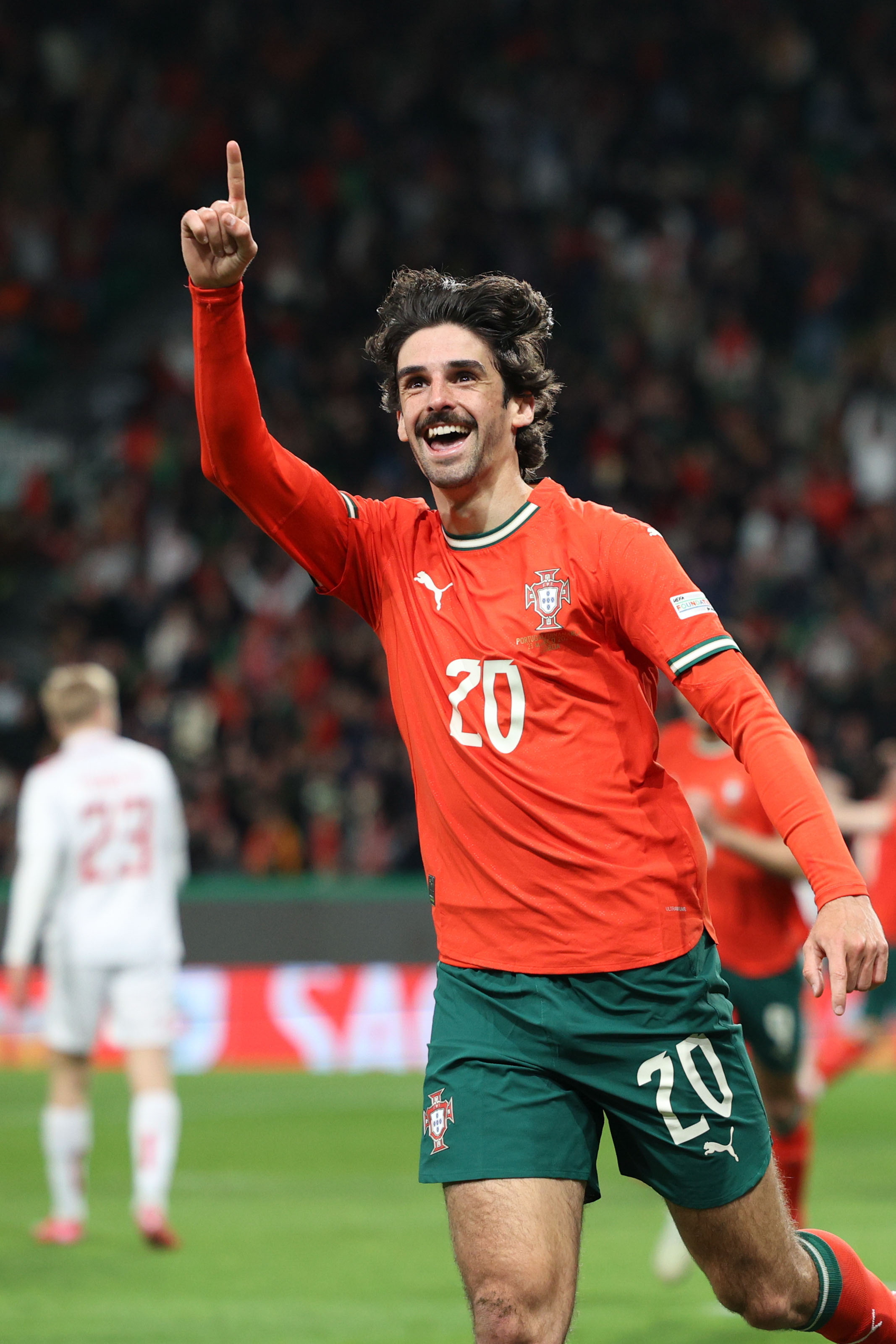 包含葡萄牙国家队在底特律小组赛中击败意大利，晋级欧锦赛八强的词条