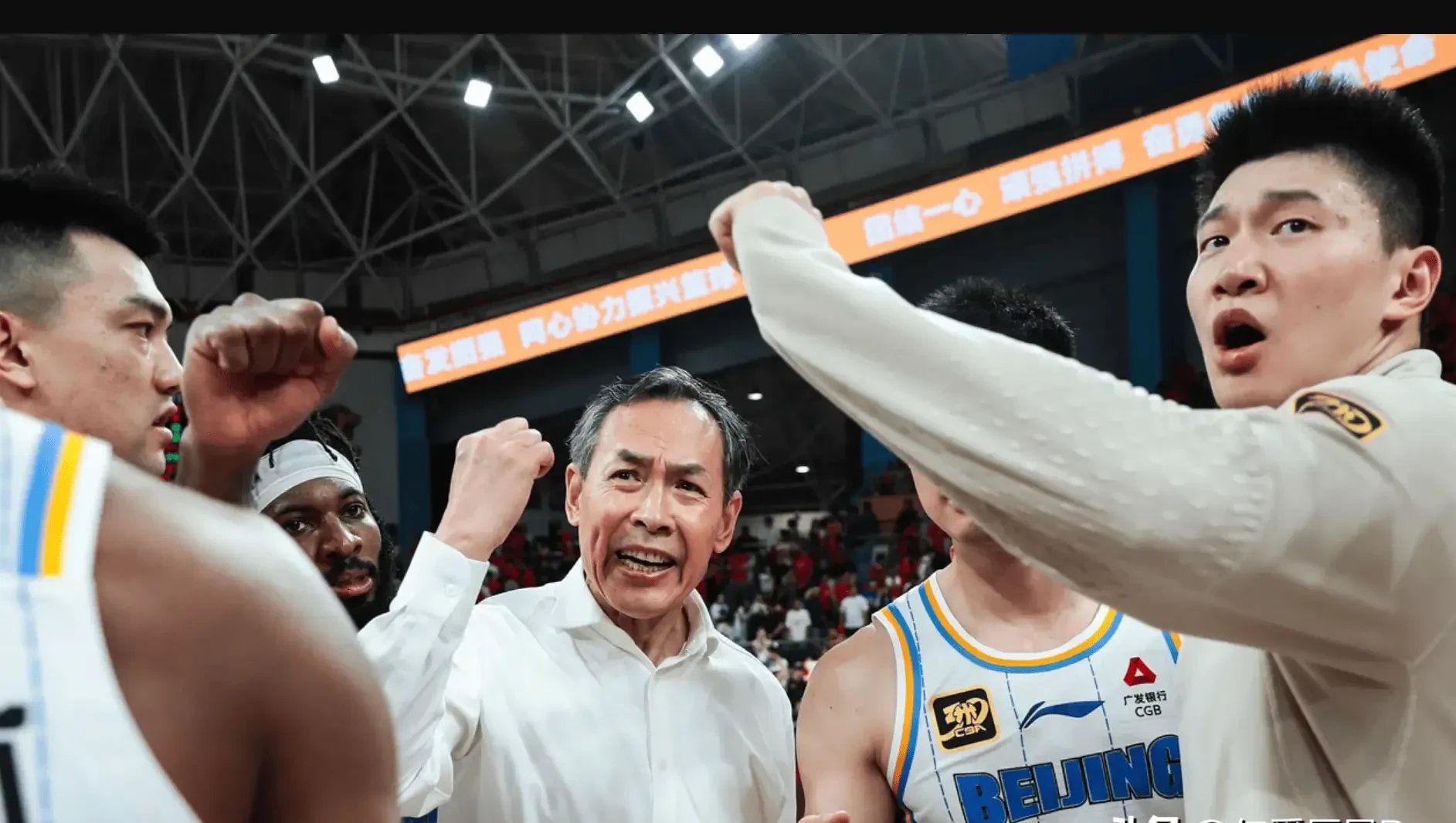 比赛中球队展现出狂热的拼搏精神