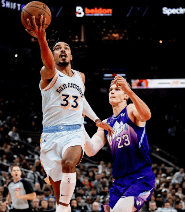 包含爵士队老将表现出色，领导球队前进的词条