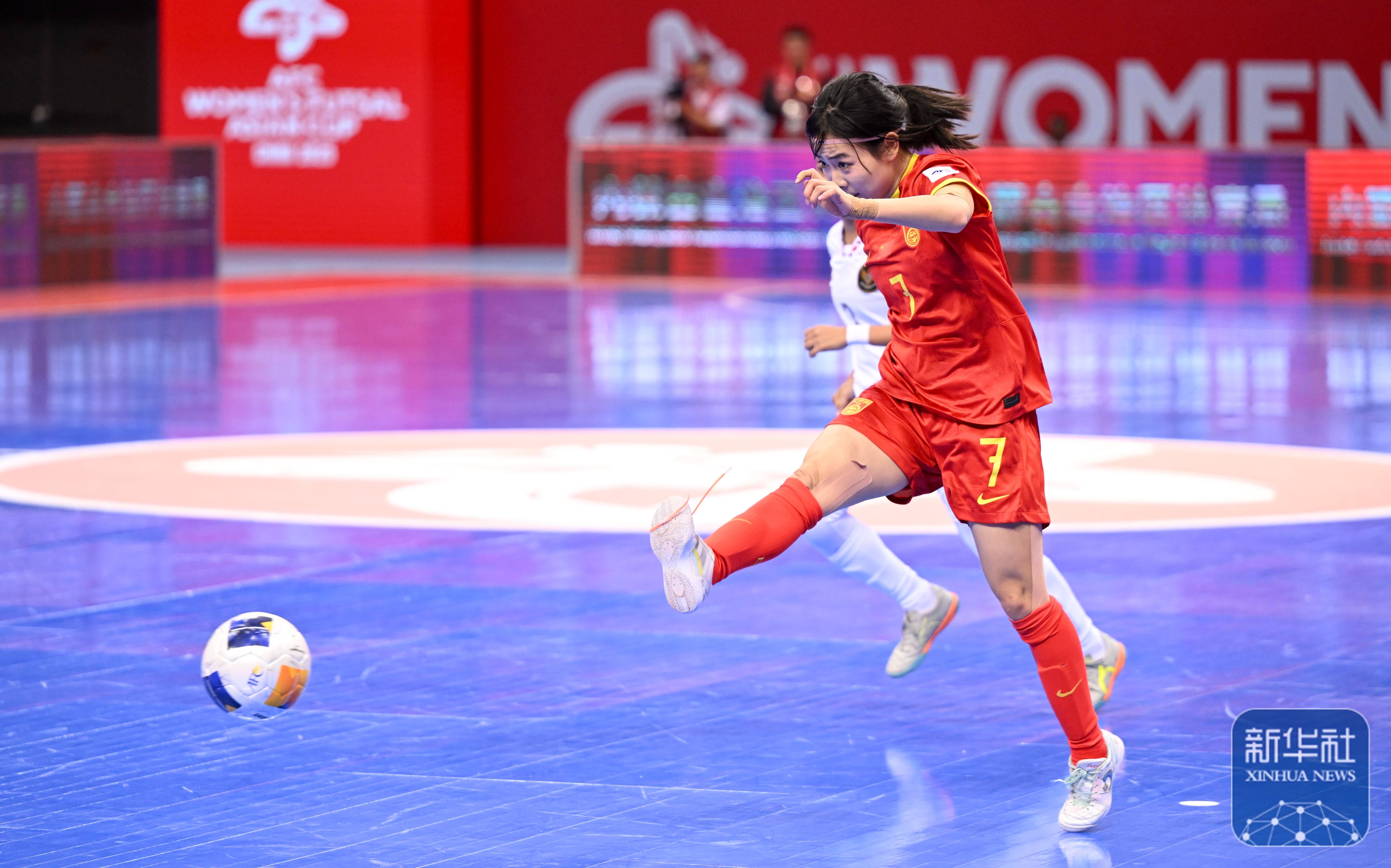 开云体育在线-足球比赛中女选手的精彩进球