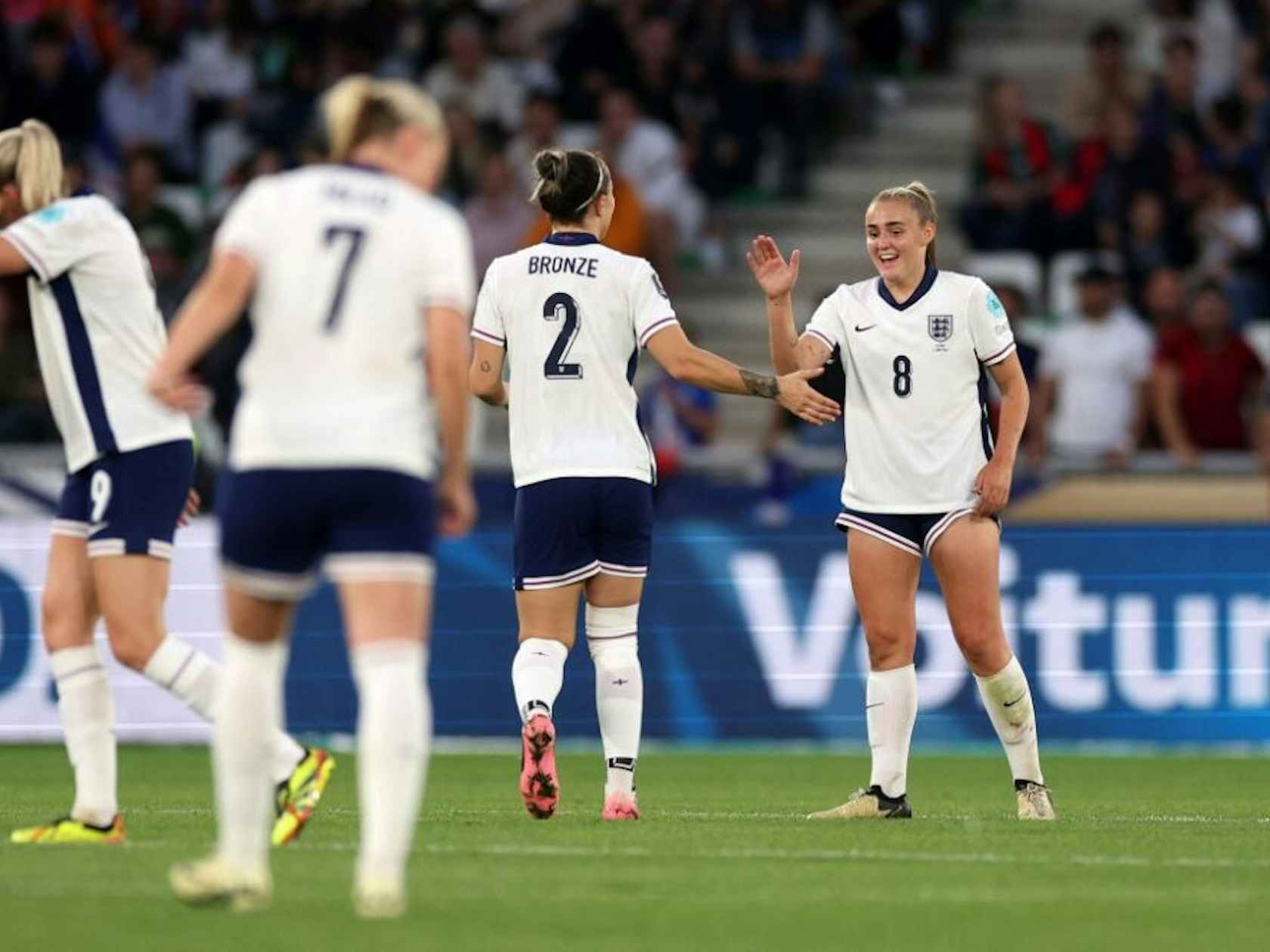 足球比赛中女选手的精彩进球