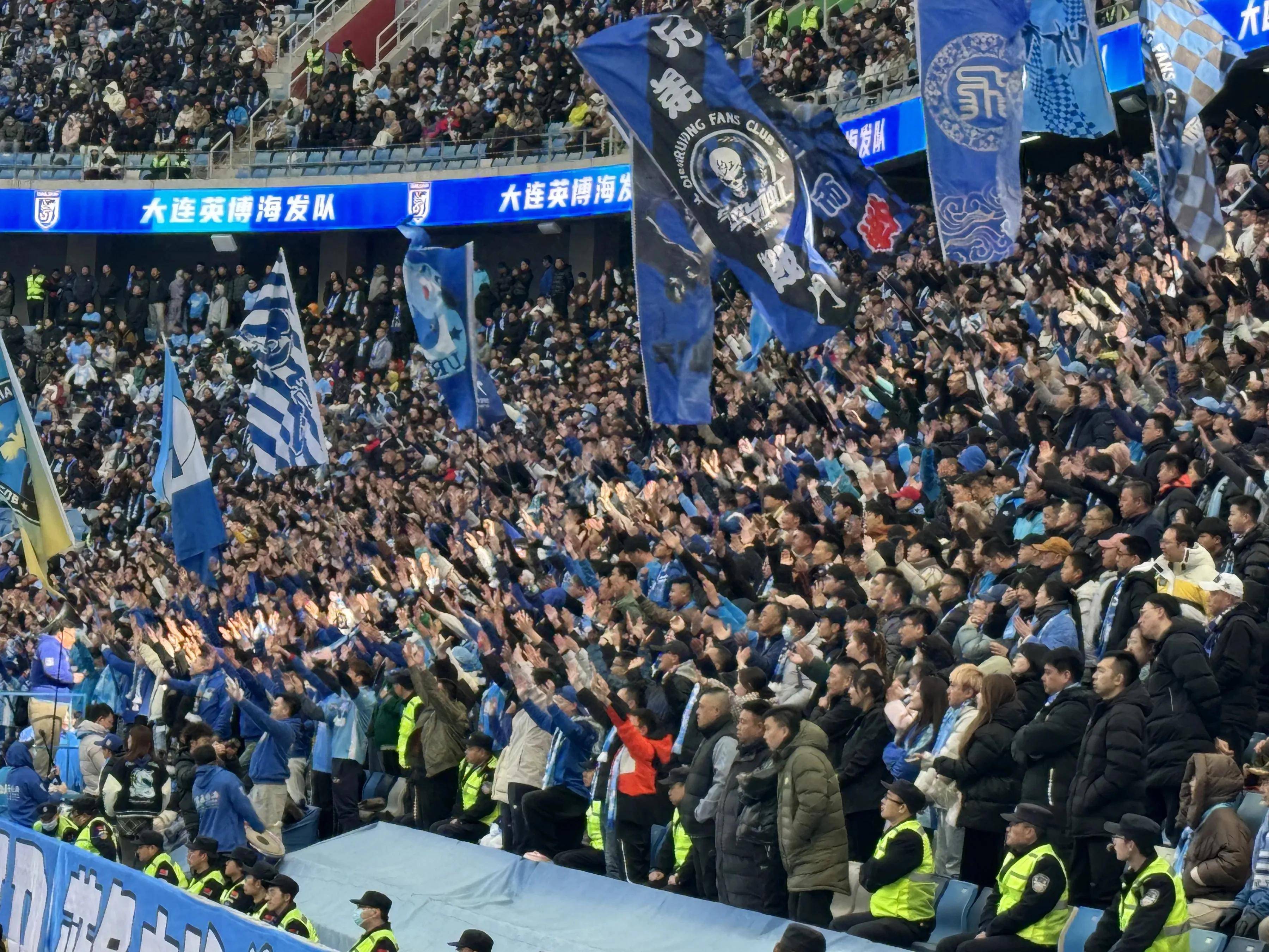 开云体育中国-比赛开始前气氛紧张，现场球迷热情助威的简单介绍