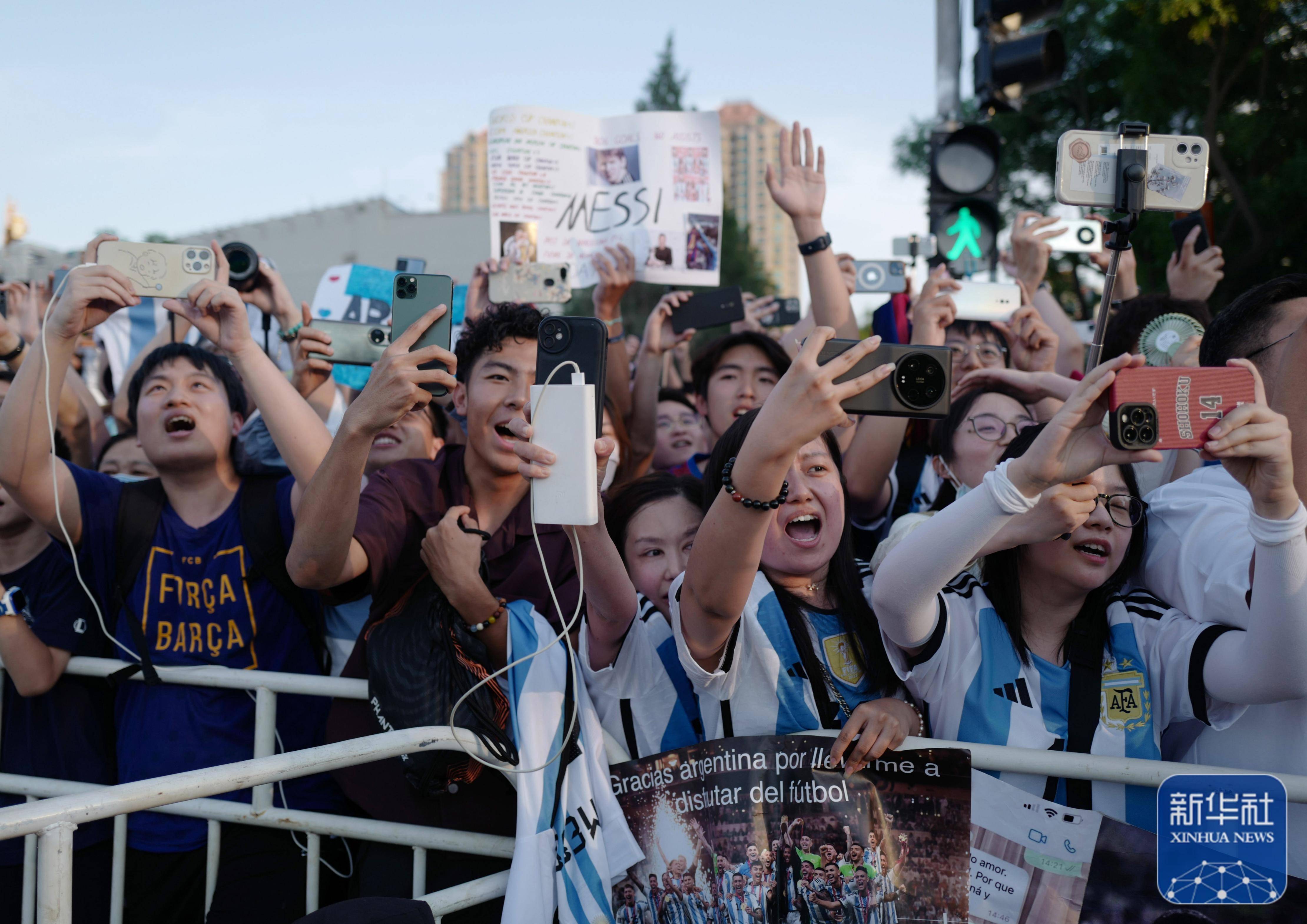 比赛开始前气氛紧张，现场球迷热情助威的简单介绍