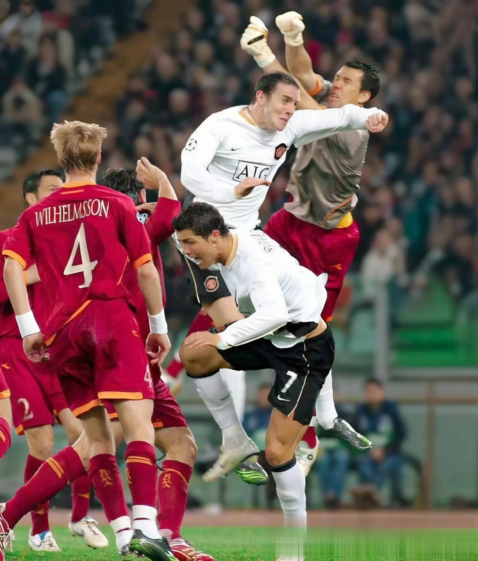 罗马球迷热情挺队，支持球队争夺冠军的简单介绍