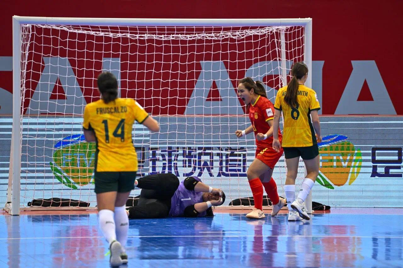 开云体育在线-足球比赛场上的扣人心弦战局