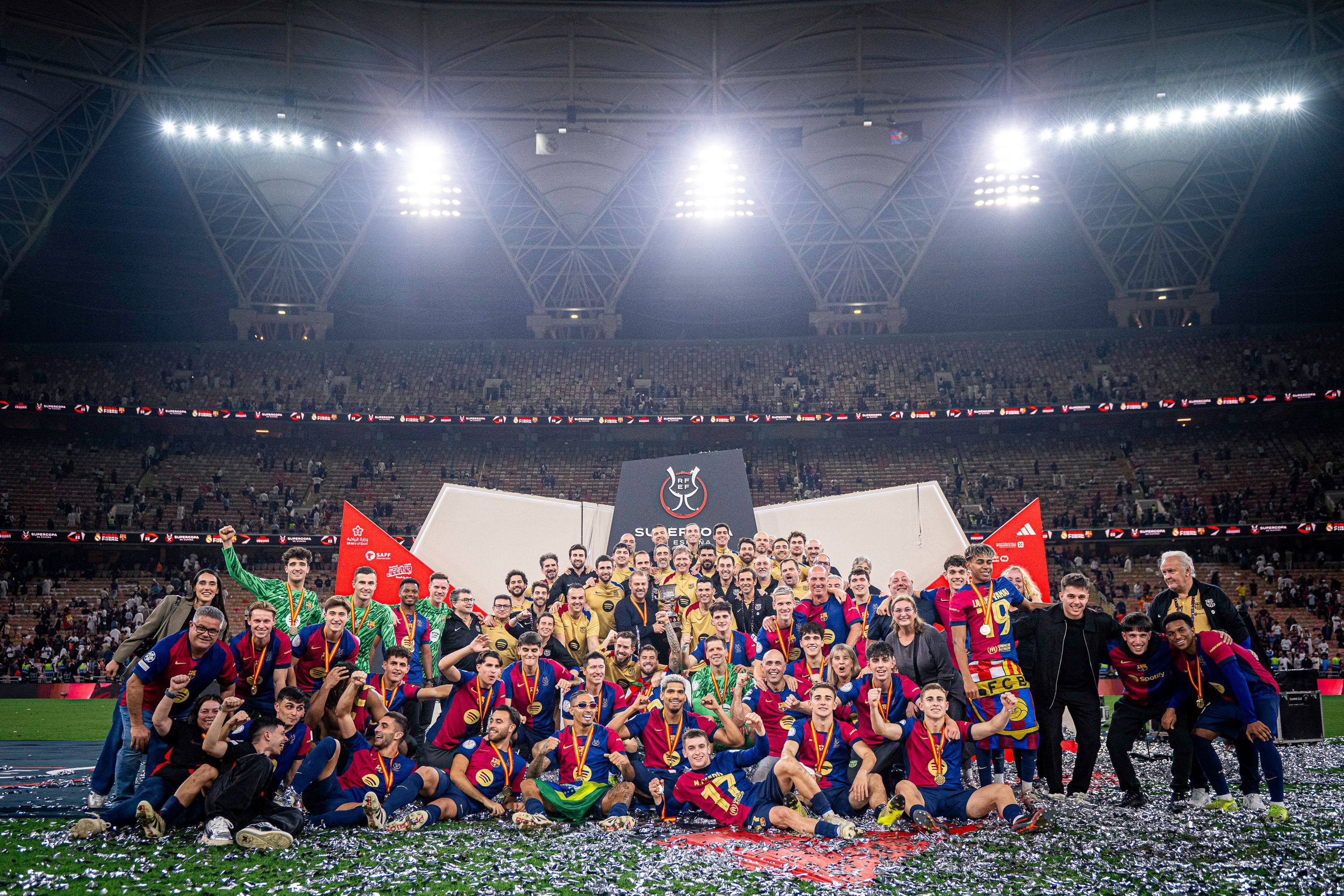 关于欧洲杯冠军奖杯巡展全球，吸引数万球迷的信息