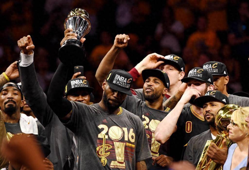 开云体育-篮球巨星在比赛中凭借高超实力翻盘赢得胜利