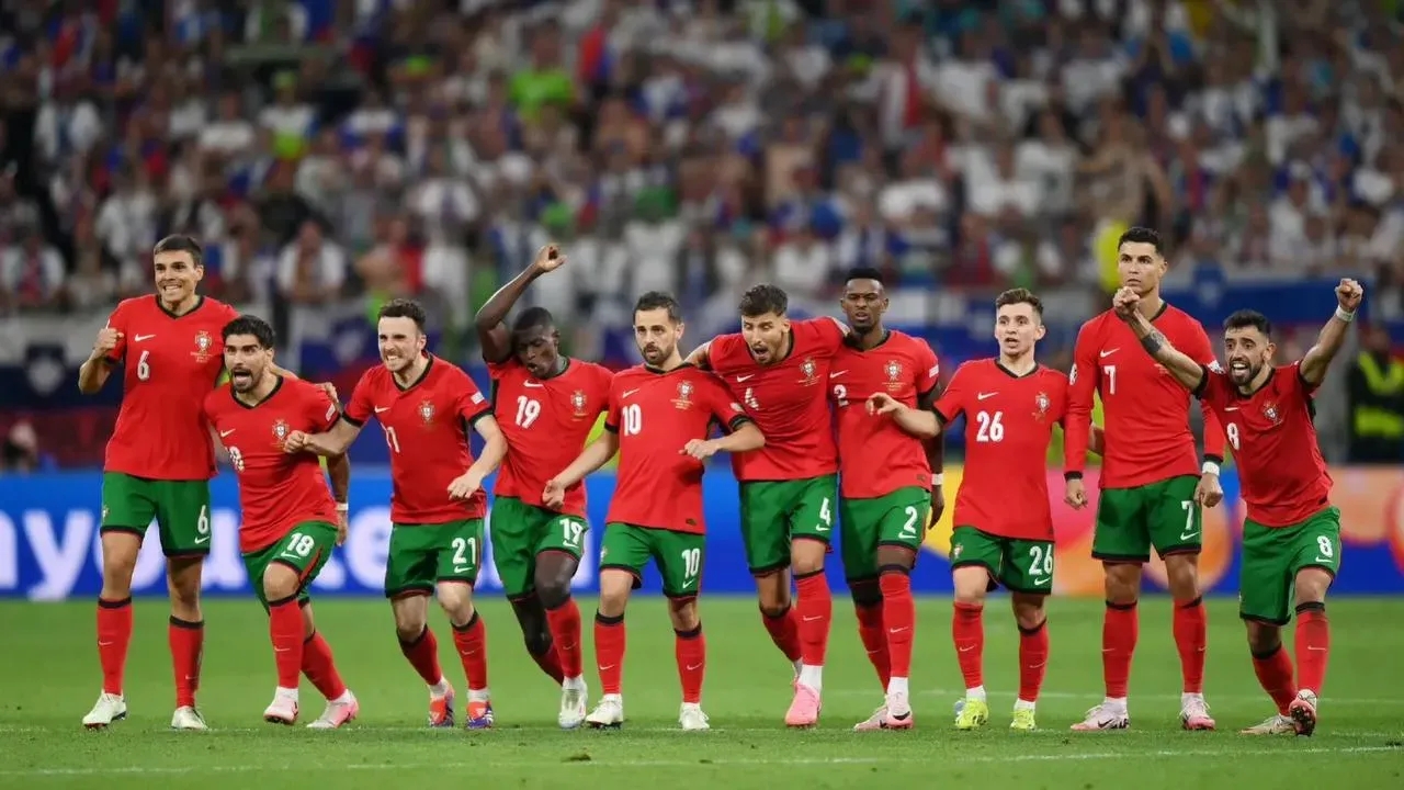 包含捷克逼平葡萄牙，携手晋级八强的词条